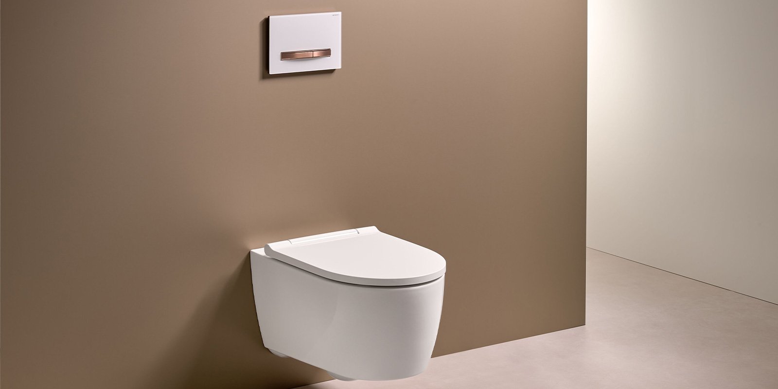 Eine moderne, wandmontierte Toilette mit einem eleganten, minimalistischen Design vor einer neutralen Wand.