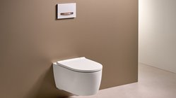 Eine moderne, wandmontierte Toilette mit einem eleganten, minimalistischen Design vor einer neutralen Wand.