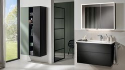 Ein modernes Badezimmer mit eleganten schwarzen Möbeln und einem großen Fenster, das Tageslicht hereinlässt.