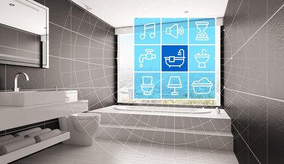 Modernes Badezimmer mit eleganten Armaturen und Fensterblick Ein modernes Badezimmer mit einem eleganten Waschbecken, einem großen Spiegel und einer Fensteransicht auf die Landschaft.